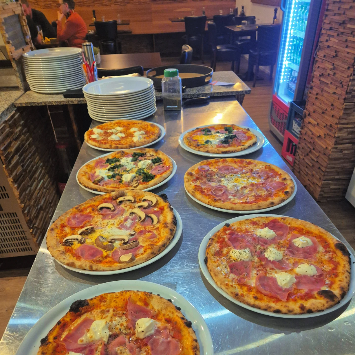 Frisch gebackene Pizzen der Pizzeria Bonazüns